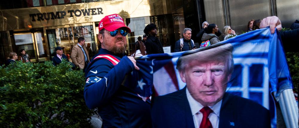 Anhänger des ehemaligen US-Präsidenten demonstrieren vor dem Trump Tower in New York (Foto vom 26. März).