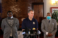 Dermot Shea gibt mit anderen ranghohen Vertretern der NYPD am 3. Juni in New York eine Pressekonferenz.