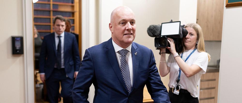 Der designierte neuseeländische Premierminister Christopher Luxon verlässt das Parlament in Wellington am 3. November 2023, nachdem er mit den Medien über die Koalitionsgespräche drei Wochen nach den Parlamentswahlen 2023 in Neuseeland gesprochen hat.