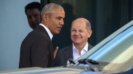 Der ehemalige US-Präsident Barack Obama wird von Bundeskanzler, Olaf Scholz am Bundeskanzleramt verabschiedet.