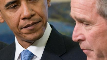 Obama schaut Bush boese an