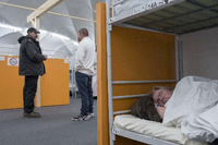 Obdachlosenunterkunft der Berliner Stadtmission in einer Traglufthalle in Berlin-Lichtenberg.