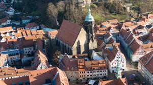 Die Altstadt von Pirna mit dem Rathaus (vorne) und der Marienkirche Archivbild).