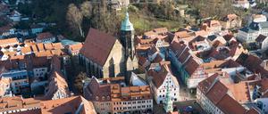 Die Altstadt von Pirna mit dem Rathaus (vorne) und der Marienkirche Archivbild).