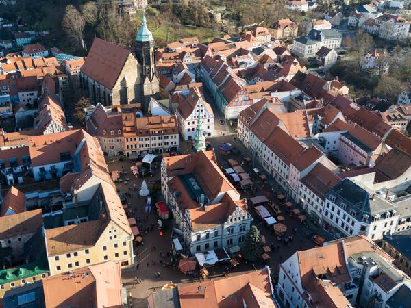 Die Altstadt von Pirna mit dem Rathaus (vorne) und der Marienkirche (Luftaufnahme mit einer Drohne).