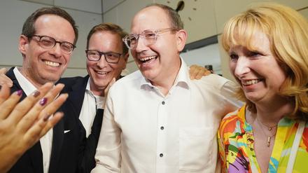 CDU-Kandidat Specht (2.v.r.) feiert seine Wahl zum Oberbürgermeister der Stadt Mannheim.