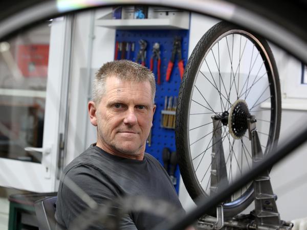 Gruppenleiter in der Babelsberger Fahrradwerkstatt ist Jens Müller.