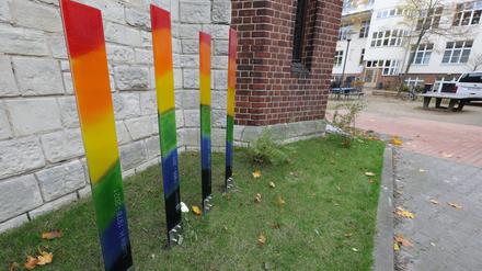 Stelen in Regenbogenfarben erinnern auf dem Oberlin-Gelände in Babelsberg an die vier Opfer der Gewalttat. 