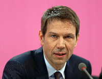 Telekom-Chef René Obermann hat die Pläne für die Einführung von Datenobergrenzen bei Internettarifen verteidigt.