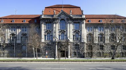 Ein Beamter in einem Berliner Bezirksamt sieht sich benachteiligt und klagt deshalb vor dem Verwaltungsgericht gegen die „Hauptstadtzulage“.