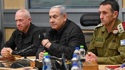 Israels Ministerpräsident Netanjahu (Mitte) wird derzeit scharf kritisiert.