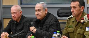 Am 20. Mai hat der Chefankläger des Internationalen Strafgerichtshofs (IStGH) gegen den israelischen Ministerpräsidenten Benjamin Netanjahu (Mitte) und Verteidigungsminister Joav Galant (links) Haftbefehl beantragt.