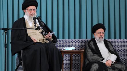 Wen der Mullah ruft: Für den obersten Revolutionsführer Ali Chamenei (l.) und Präsident Ebrahim Raisi ist Israel der größte Feind.
