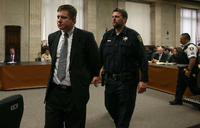 Der Polizist Jason Van Dyke verlässt das Gericht nach dem Schuldspruch.