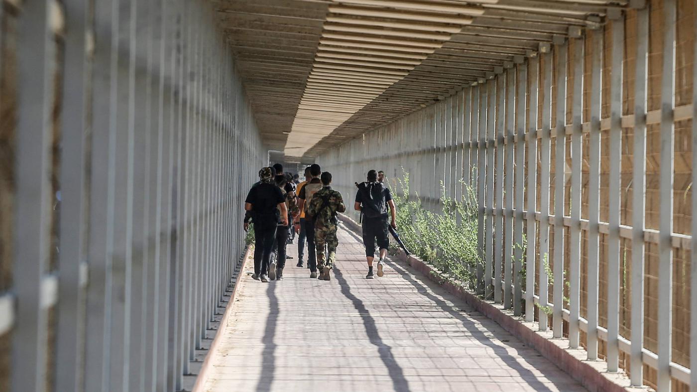 How did Hamas manage to overcome the heavily guarded border between Israel and Gaza?