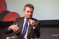 Günther Oettinger stellt sich auf der re:publica einem lachenden Publikum.