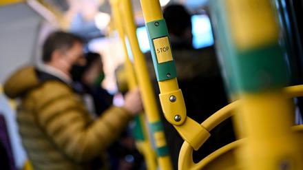 Fahrgäste fahren im Bus der Berliner Verkehrsbetriebe (BVG). 
