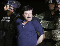 "El Chapo" Guzmán, eskortiert von mexikanischen Soldaten, bei seiner erneuten Festnahme im Januar in Mexiko-Stadt.