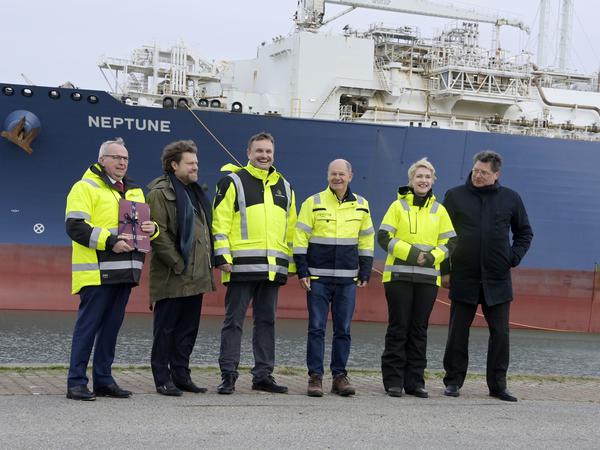 Till Backhaus, Ingo Wagner, Stephan Knabe, Olaf Scholz, Manuela Schwesig and Reinhard Meyer at the official commissioning of the LNG terminal 'Deutsche Ostsee' in the industrial port of Lubmin.