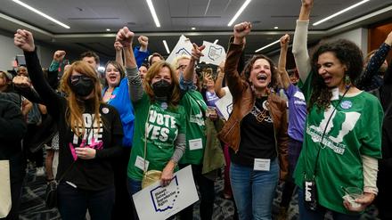 Befürworter von Abtreibungsrechten feiern am 7. November 2023 in Ohio den Sieg des Referendums über die so genannte Issue 1, eine Maßnahme zur Verankerung des Rechts auf Abtreibung in der Verfassung von Ohio.