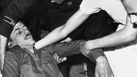 Benno Ohnesorg ist am 02.06.1967 bei seiner Einlieferung ins Krankenhaus umringt von Helfern des Roten Kreuzes und des Arbeiter-Samariter-Bundes. 