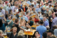 Ausgelassene Stimmung auf dem Oktoberfest in München 2014. Wie viel Bier hier genau getrunken wurde, ist nun bekannt geworden.
