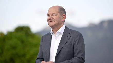 Bundeskanzler Olaf Scholz (SPD) am Rande des Bürgerdialogs im Festspielhaus Neuschwanstein in Füssen.