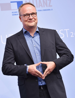 Die „heute-show“ mit Oliver Welke erreicht seit 2012 mehr Zuschauer als das ZDF-Nachrichtenmagazin „heute-journal“.