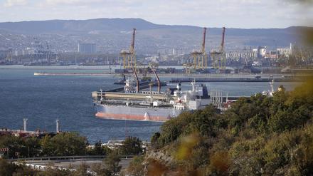 Ein Öltanker liegt in einem russischen Hafen.