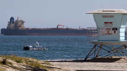 Ein Öltanker fährt vor der Küste von Long Beach in Kalifornien. 