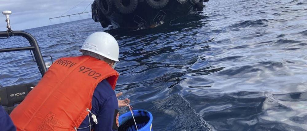 Dieses von der philippinischen Küstenwache zur Verfügung gestellte Foto zeigt einen Mitarbeiter der Küstenwache bei der Entnahme von Wasserproben, nachdem ein vor der Küste gesunkener Tanker Öl verliert. Der Tanker „MT Princess Empress“ war am 28. Februar 2023 vor der Küste gesunken. Aus dem Schiff tritt weiter Öl aus.