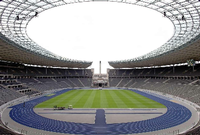 Blauer Ring. Das Berliner Olympiastadion hat als eine der wenigen Arenen eine blaue Tartan-Bahn - weil Hertha BSC hier spielt.