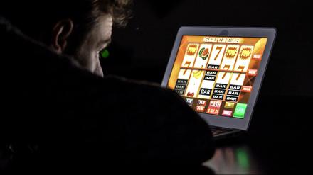In einem Online-Casino kann man rund um die Uhr um Geld spielen, auch von unterwegs.