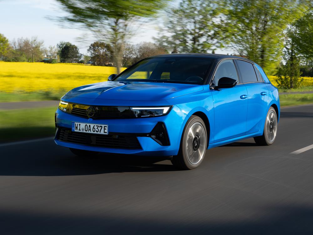 Elektrisch unterm Gasspeicher: Den Opel Astra gibt es als Verbrenner,  Plug-in – und nun auch als reinen Stromer