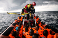 Bergung von Migrant:innen auf dem Mittelmeer - hier durch die spanische Organisation Open Arms. Auch wer den nächsten sicheren Hafen erreicht, wird lange - oder gar nicht - von einem EU-Land in ein Verfahren übernommen.