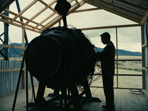„The Gadget“ nannte das Team des Manhattan Project rund um Oppenheimer (Cillian Murphy) die Bombe beim ersten Test in der Wüste von New Mexico. 