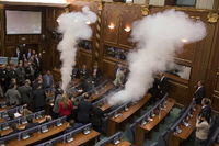 Die Opposition hat das Parlament in der Nacht zu Samstag mit Tränengas lahmgelegt.