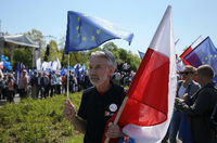 Teilnehmer der Demonstration unter dem Motto "Wir sind und blieben in Europa" in Warschau