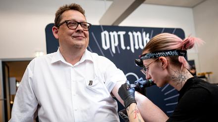 Bei einer Aktion der Organisation „Junge Helden“ lässt sich Stefan Schwartze (SPD), Patientenbeauftragter der Bundesregierung, ein Organspende-Tattoo stechen.