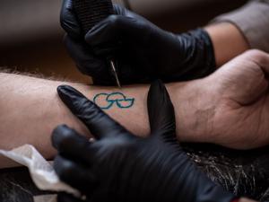 Ein Zeichen für die Organspende: Dieses Tattoo soll kenntlich machen, dass der Träger oder die Trägerin zur Organspende bereit ist.