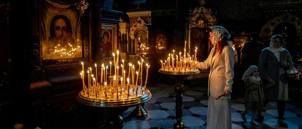 Orthodoxe Gläubige zünden in der St. Volodymyr-Kathedrale am Vorabend des Osterfestes in Kiew Kerzen an. 