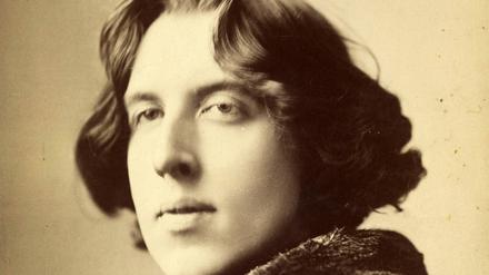 Der irische Schriftsteller Oscar Wilde. Als Lyriker, Romanautor, Dramatiker und Kritiker wurde er zu einem der bekanntesten und gleichzeitig umstrittensten Schriftsteller im viktorianischen Großbritannien.