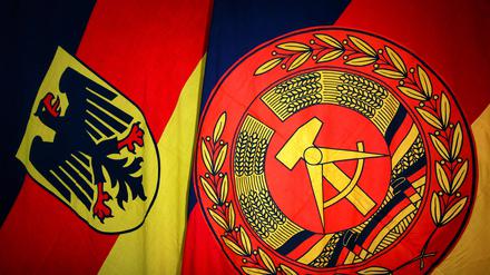 Staatsflagge der Bundesrepublik Deutschland neben der Staatsflagge der Deutschen Demokratischen Republik.