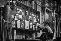 Ein Arbeiter des VEB Kühlautomat Berlin gestaltet eine Wandzeitung anlässlich des VIII. Parteitags und des 25-jährigen Bestehens der Sozialistischen Einheitspartei Deutschlands (SED).