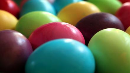 06.04.2023, Bayern, Kaufbeuren: Bunt gefärbte Eier liegen aufgereiht in einer Küche. Foto: Karl-Josef Hildenbrand/dpa +++ dpa-Bildfunk +++