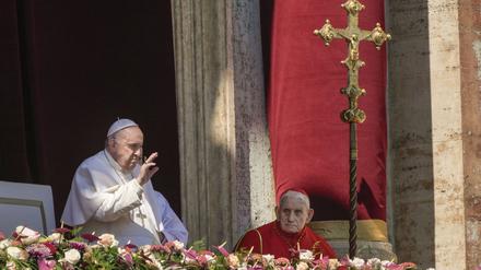  Papst Franziskus (l) erscheint am Ende der Ostermesse in der Hauptloge des Petersdoms im Vatikan.  