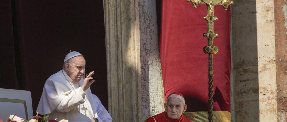  Papst Franziskus (l) erscheint am Ende der Ostermesse in der Hauptloge des Petersdoms im Vatikan.  