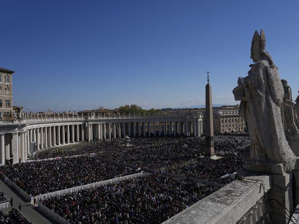  Ein Blick auf den Petersplatz während der von Papst zelebrierten Ostermesse.  