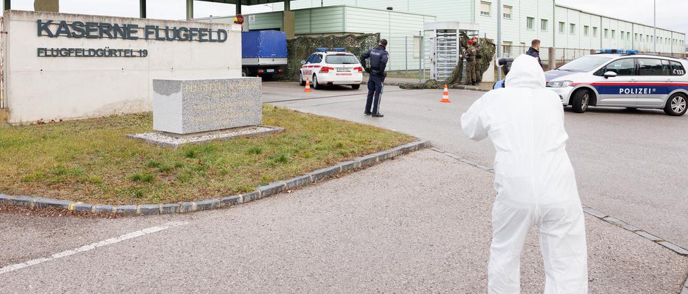 In der Wiener Neustadt. Polizisten ermitteln am Einsatzort nach einem Schusswechsel in der Flugfeld-Kaserne. 