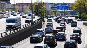 ARCHIV - 18.04.2022, Berlin: Autos fahren auf der Stadtautobahn A100.